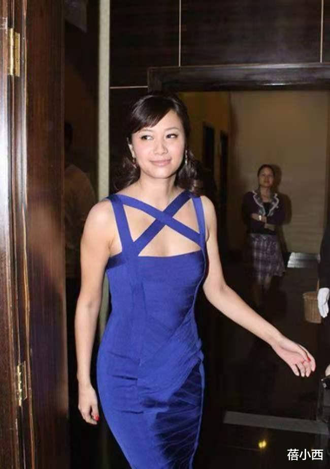 蓓小西|徐静蕾果真是人美胆大，穿深蓝色吊带裙亮相，显身材更显优雅气质