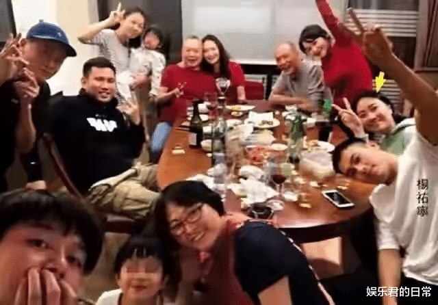 杨祐宁|39岁男星庆结婚一周年！曾雨中求婚超浪漫，娇妻五官精致气质不俗