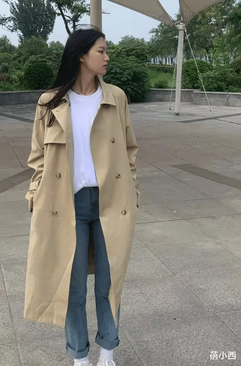 蓓小西 奔三奔四的女人，建议多穿“风衣”，这4种搭法简约时髦显气质