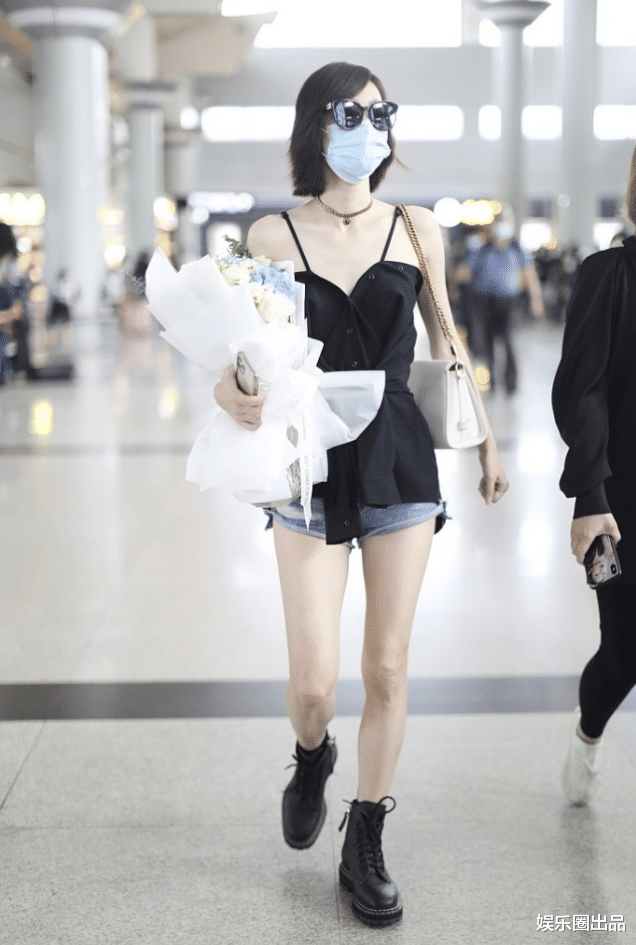 王丽坤|36岁王丽坤走机场，谁留意到她手中的玩偶，少女感藏不住啊