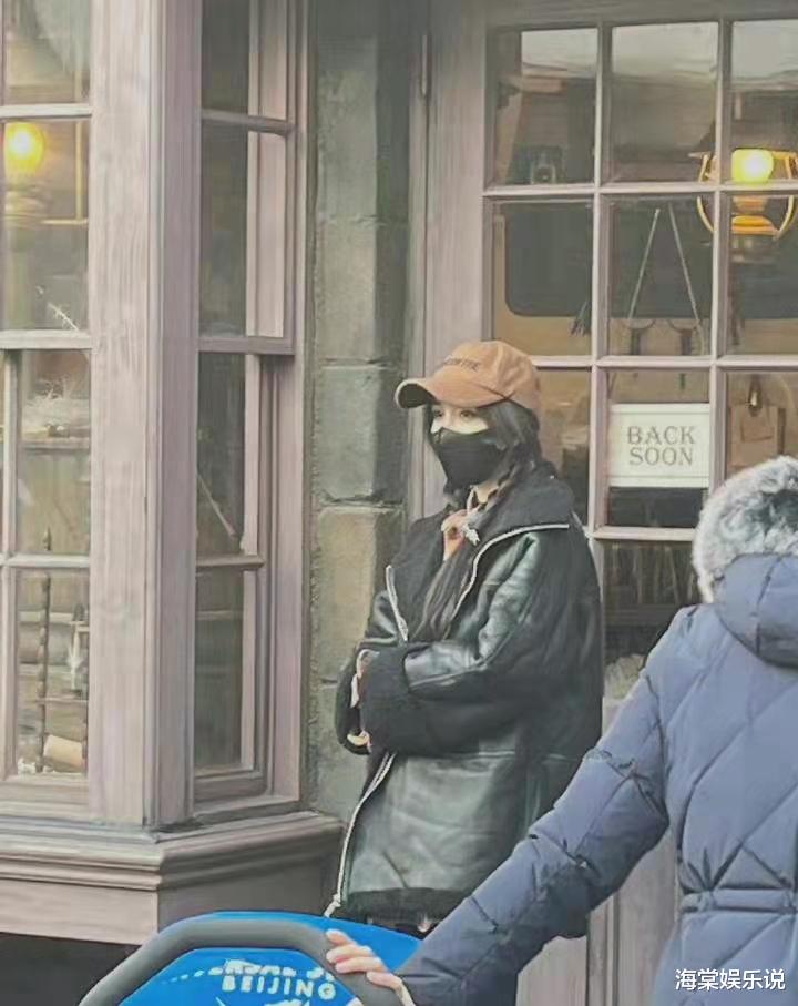 容祖儿|杨幂和容祖儿现身环球影城！35岁杨幂太有少女感，比容祖儿还显嫩