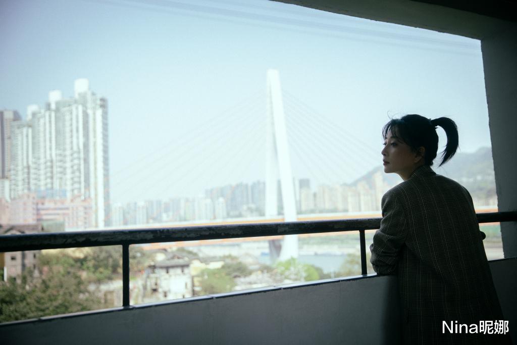 西装|42岁殷桃回娘家，穿西装扎高马尾似学生，路边公园拍摄老大爷看入迷