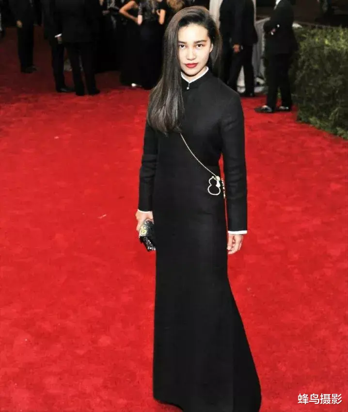 蝴蝶|陈漫为某奢侈品牌设计的海报引热议，被指恶意丑化亚裔？恐怖片？