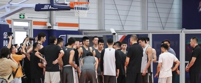 嘟小薯 央视直播!辽篮新赛季首秀遇上海,李春江全力争胜,杨鸣不敢大意