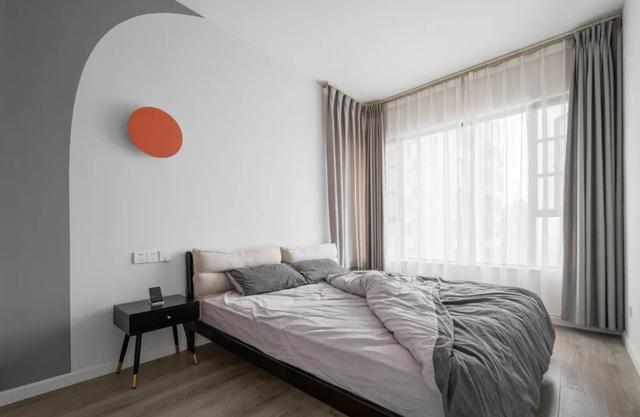 76㎡黑白灰小三居，主卧的设计有点骚