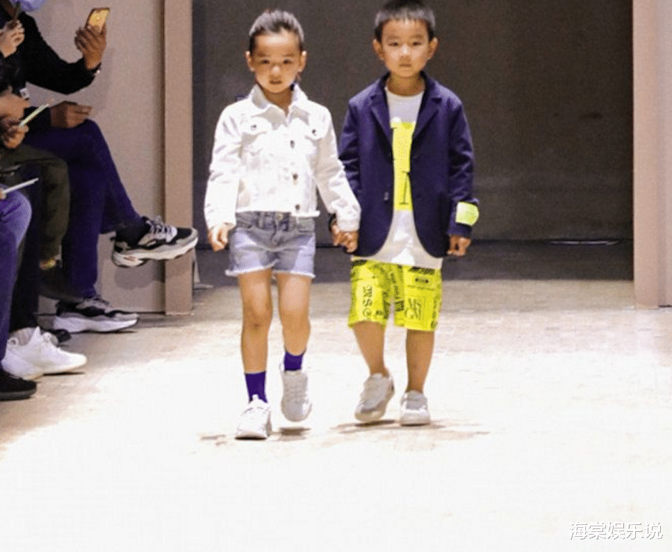 佟大为|董璇女儿这么小就会赚钱！与佟大为儿子拉手走秀超萌，互动好有爱