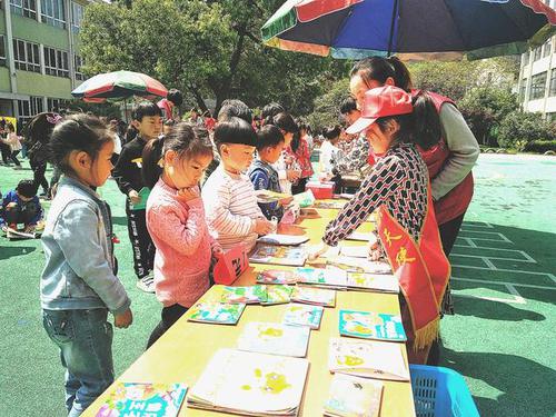 舜网 幼儿园组织义卖市场活动，和田玉卖了五毛钱，大溪地珍珠卖了三块钱