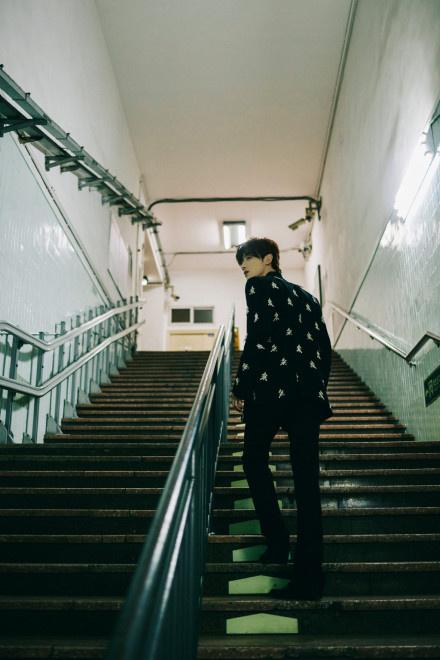 白敬亭|白敬亭京城街头夜景大片 All black造型攻气足