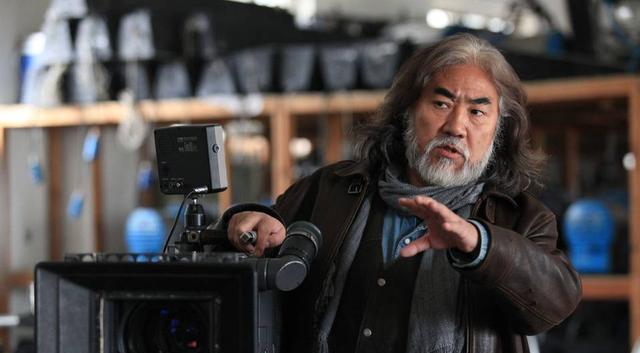 张纪中|70岁还能再当爹，让女儿伺候小4岁后妈，张纪中为啥这么“潇洒”