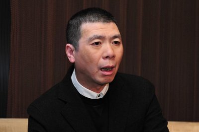 1991年，冯小刚为给女儿做手术，找冯巩筹钱，冯巩拿出装修的钱给冯小刚