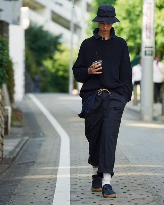 男士穿衣搭配杂志 秋冬流行这样穿：黑裤+白袜，颜值不够也能穿出品位，尽显潮男范