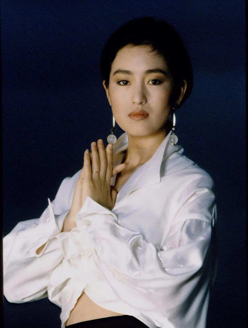 莫妮卡·贝鲁奇|莫妮卡·贝鲁奇和巩俐：有大地女神般的美感，穿白衬衣就美得惊人。