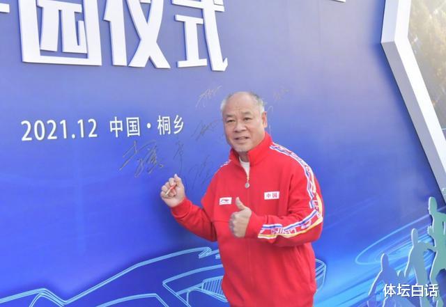 李宁|58岁李宁官宣新产业！发白+秃顶显苍老，2位美女世界冠军伴左右