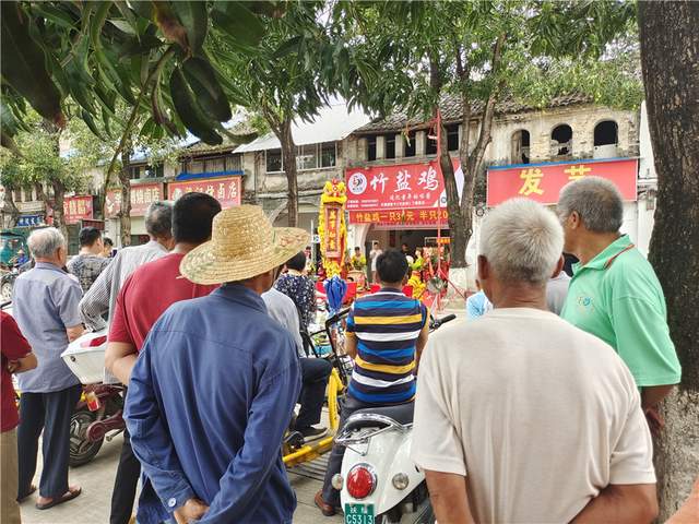广西生活圈 南宁网红美食“岭头凰”竹盐鸡落户扶绥老街