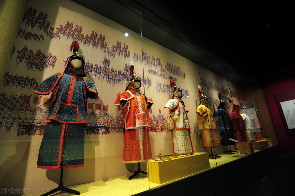 茶馆小二 歪批；皇室后裔“坐吃山空”挖自家祖坟犯罪吗？文物是人家的呀！