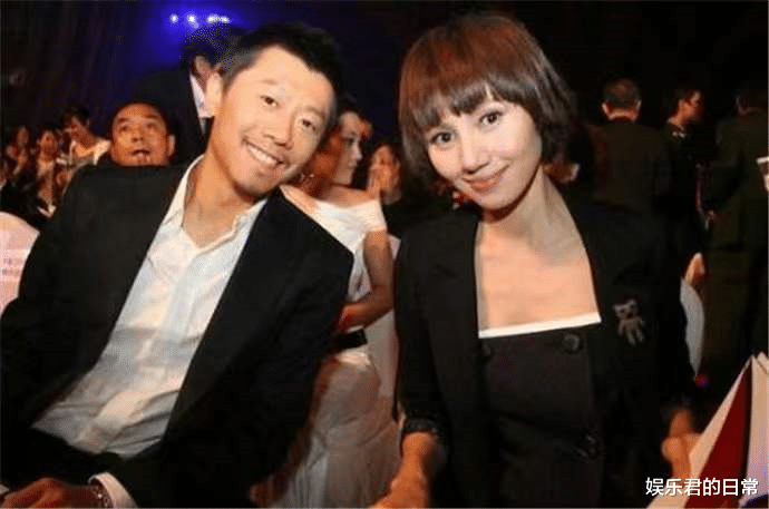 袁泉|袁泉深夜现身按摩店，短发干练坐姿霸气，结婚12年需抚养11个孩子