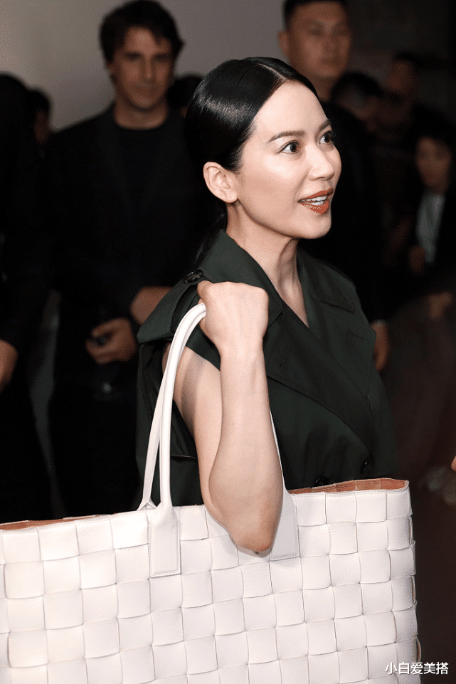 小白爱美搭|俞飞鸿堪称冻龄美人，虽然已经50岁了，气质却依旧优雅至极