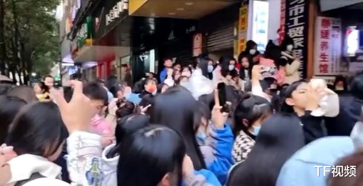 易烊千玺|易烊千玺现身都匀，一身黑造型打扮低调，拍摄现场挤满围观群众