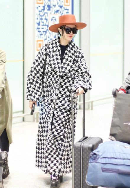 八只爪的猫 范冰冰罕见变“小女人”,穿粉色大衣不算啥,妆容也又纯又欲