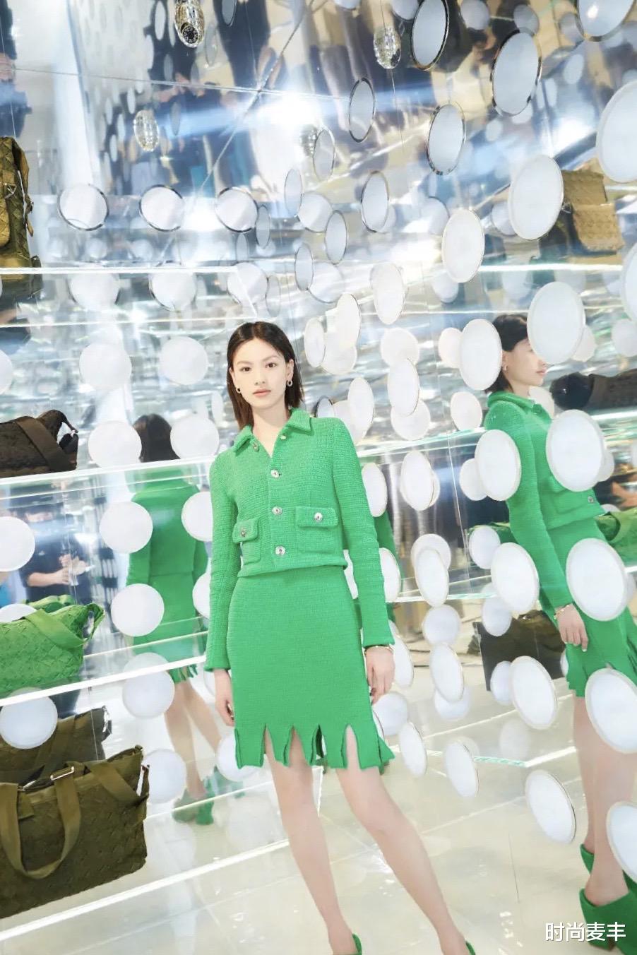 赵丽颖|孟佳、赵丽颖和邱天撞衫同款绿色针织套装，一个酷，一个甜，一个冷