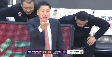 上海男篮|对轰大战！上海男篮单节不敌新疆，李春江发火了，郭昊文遭训斥