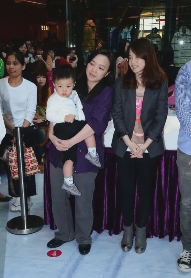 刘銮雄|70岁刘銮雄现身股东大会，三位壮汉保镖开道，陈诗韵替妹主持大局