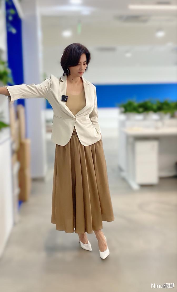 Nina昵娜 58岁李玲玉真是贵族,独自遛狗生活惬意,穿黑棉衣扎丸子头好温柔