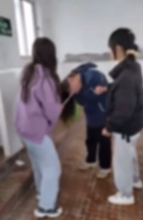 麻小薯世界 “被未成年用水瓶塞下体后,我的全裸受虐视频在朋友圈疯传”