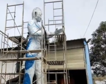 acgn漫评|父亲用一千个轮胎制造五米奥特曼,为儿子庆生!网友:十万块收购