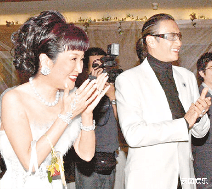 狄波拉|谢霆锋妈妈庆祝结婚21周年，69岁打扮似少女，比小11岁老公显年轻