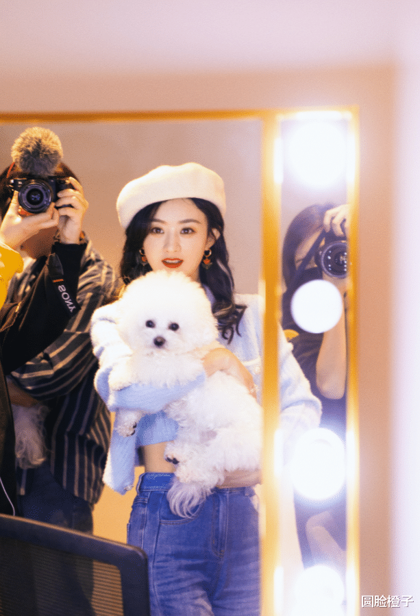 赵丽颖|赵丽颖妆容精致现身直播间，蓝色毛衣配贝雷帽，好美好温柔