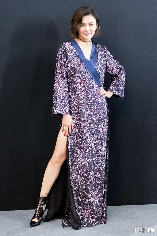 锦鲤时尚|关之琳把“围裹裙”穿出圈，虽然款式挺像睡衣的，可气场真挺强的
