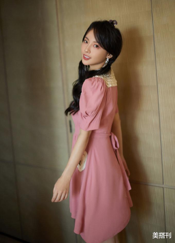 卷发|张嘉最新写真曝光,穿粉色裙配双马尾甜美俏皮,回到“紫菱”时期