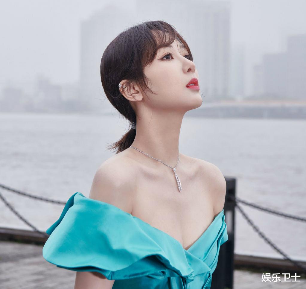 杨紫|杨紫进组《沉香如屑》,古装造型好美与成毅同框超搭配,直播时宛如水蜜桃