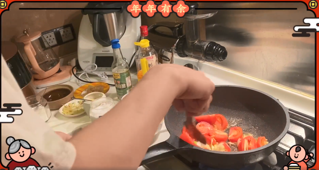 范冰冰|范冰冰姐弟俩陪爸妈过春节，范丞丞亲自下厨炒菜，范冰冰一旁帮忙画面温馨