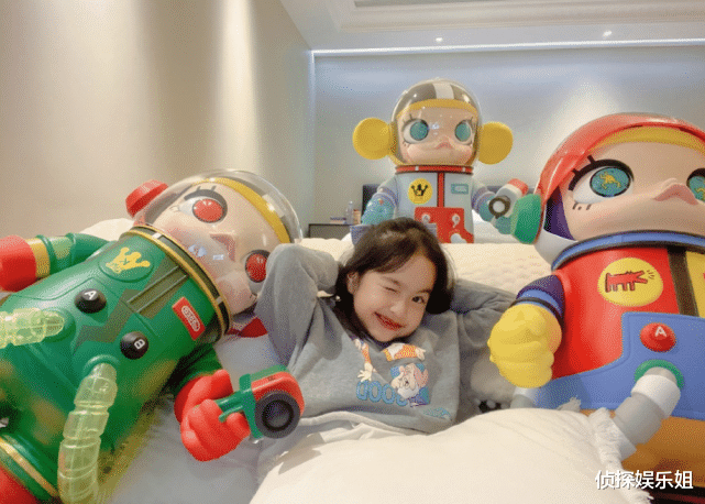 明星素颜|包文婧晒全家出游照，饺子暴风抽高，包贝尔被拍成一米八大长腿