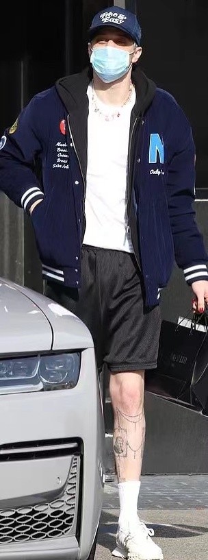 金·卡戴珊|金卡戴珊的小男友为她买珠宝！棒球衣配中裤很潮，眼圈乌青超萎靡