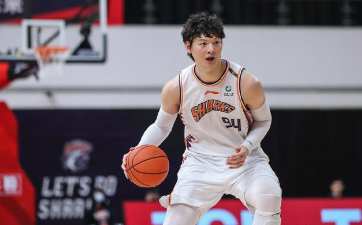 王哲林|就问CBA还有谁？王哲林辗转NBA三队，本尊晒图，穿尼克斯帅气球衣真有范