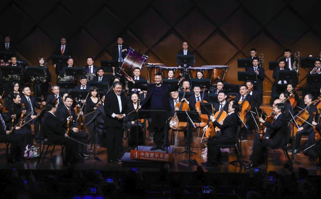 酒吧|马云现身酒吧嗨玩遭围观，满脸通红开怀笑，壮汉保镖簇拥派头十足