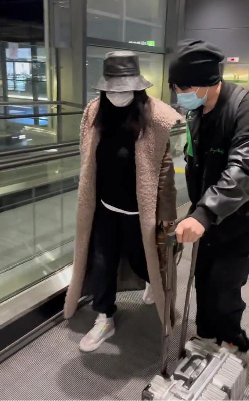 赵丽颖|李湘离婚后罕见大翻车！穿卫衣竟然显臃肿身材，挎2万包都显廉价