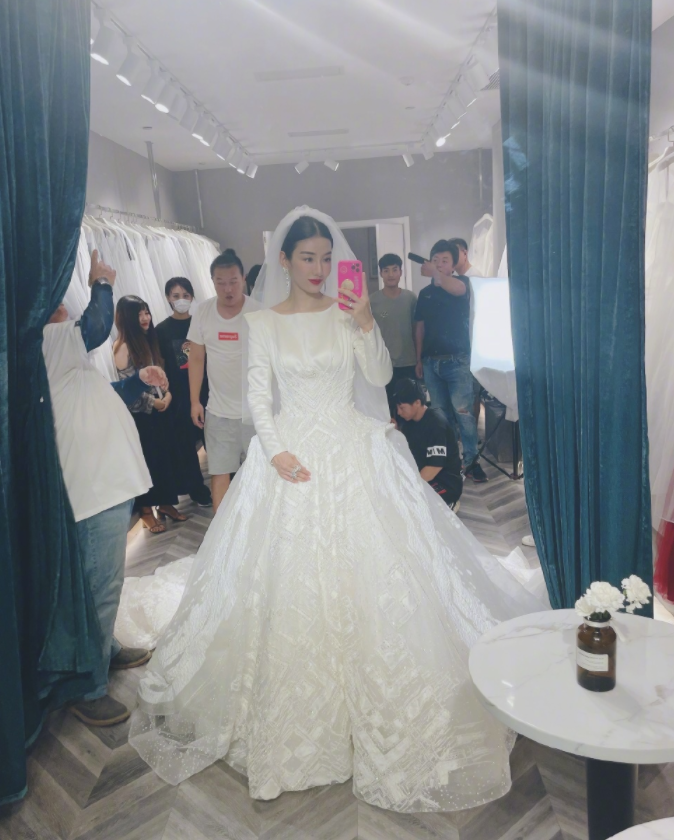 时尚风行派|43岁黄奕自嘲老要嫁人！穿白婚纱涂烈焰红唇美回巅峰，气质状态佳