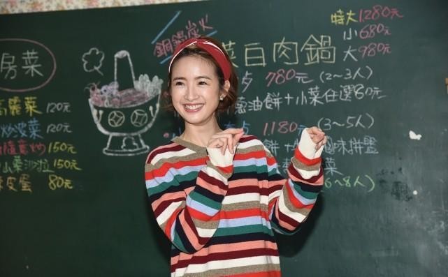 林依晨|林依晨的气质好甜啊，穿着多彩的条纹衫也不花哨，笑起来太可爱