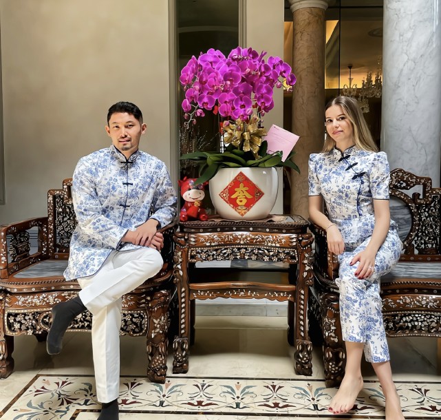 朱丽倩|朱丽倩表妹陈雪玲晒全家合影，全家穿旗袍唐装有年味，比姐姐高调