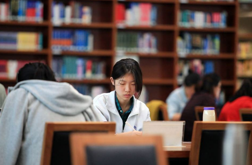 安妈育儿日|某高校研究生放弃“推免”，导师将其报告教育部，直言继续追究