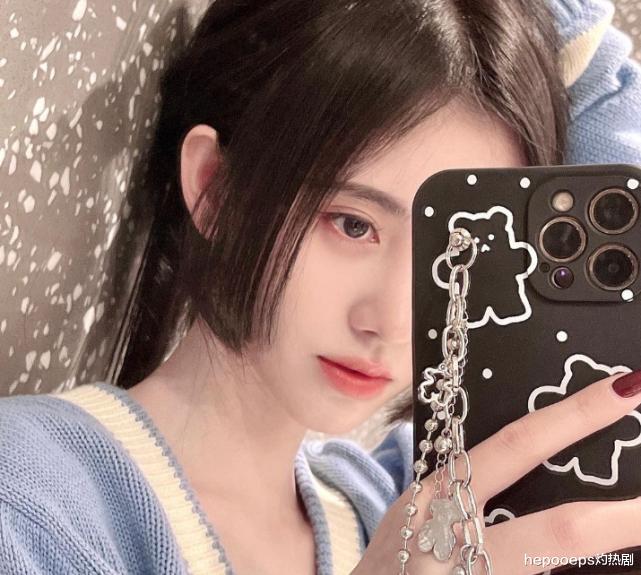 鞠婧祎|鞠婧祎为凹“直角肩”用力过猛，肩膀骨头突出明显，四千年美女秒变金刚芭比？