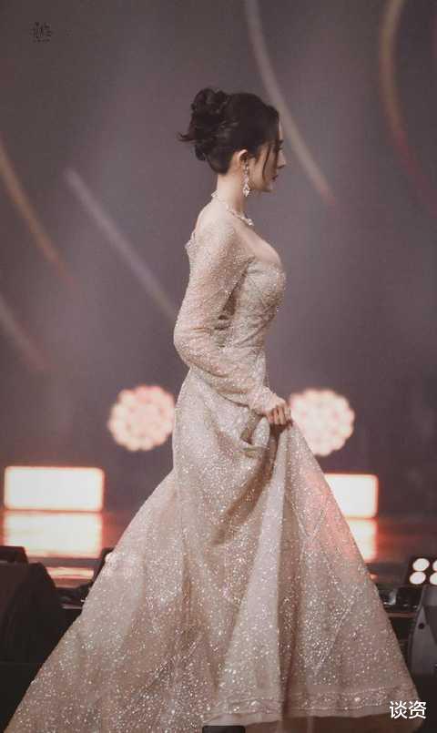 杨幂|杨幂刘海发型耳目一新，网红气质浓郁，一双筷子腿太吓人