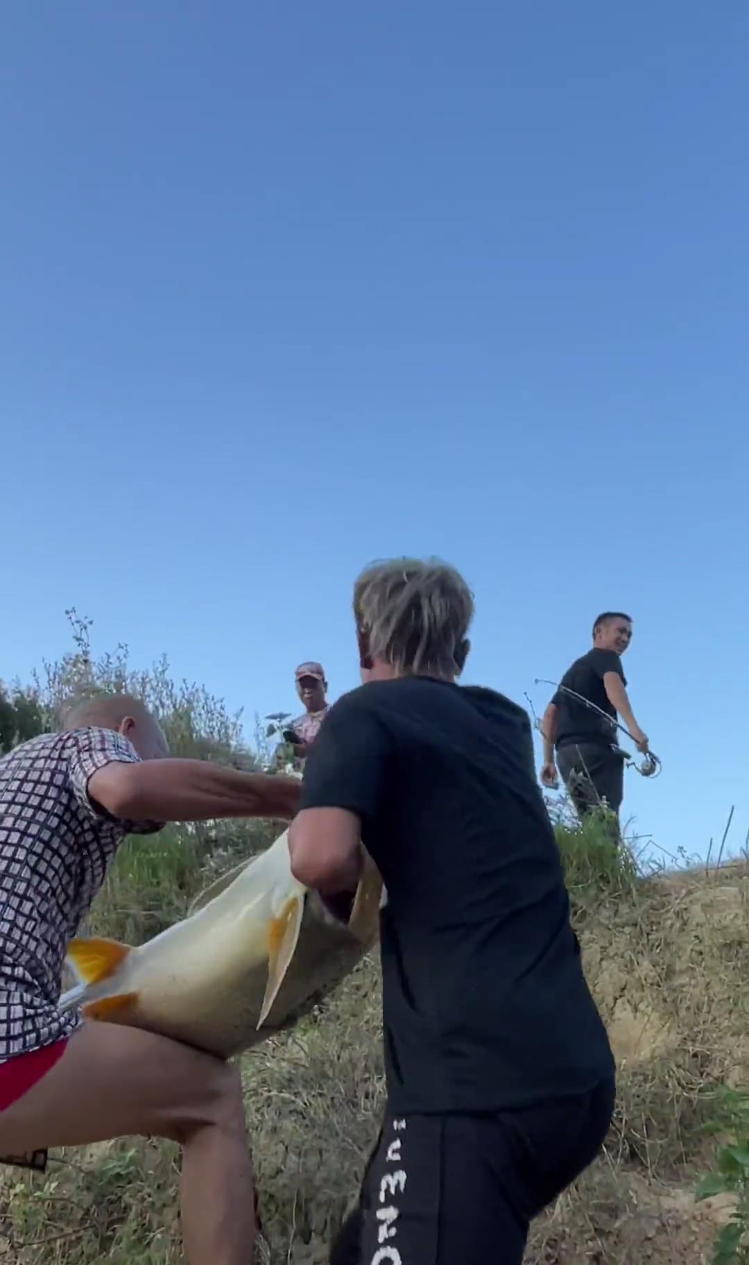 安顺 安顺男子遭遇“大河鱼王”，男子：溜了40分钟还不晓得是什么鱼