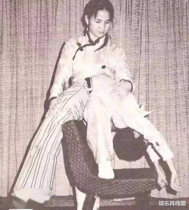 惠英红|惠英红苦难情史：被富二代嫌弃，遭男友背叛，苦等水兵48年仍未婚