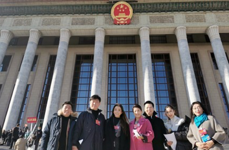 任鲁豫|48岁朱迅素颜照曝光！v领黑衣披头显优雅，任鲁豫为其单膝跪地拍照