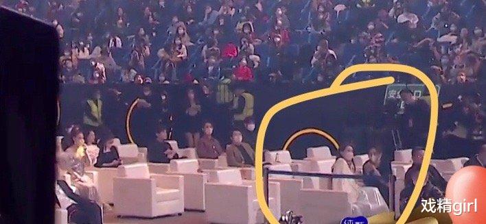 郭晶晶|黄晓明回头偷看baby，杨幂张小斐台下热聊，华晨宇邓紫棋领奖时互不理睬